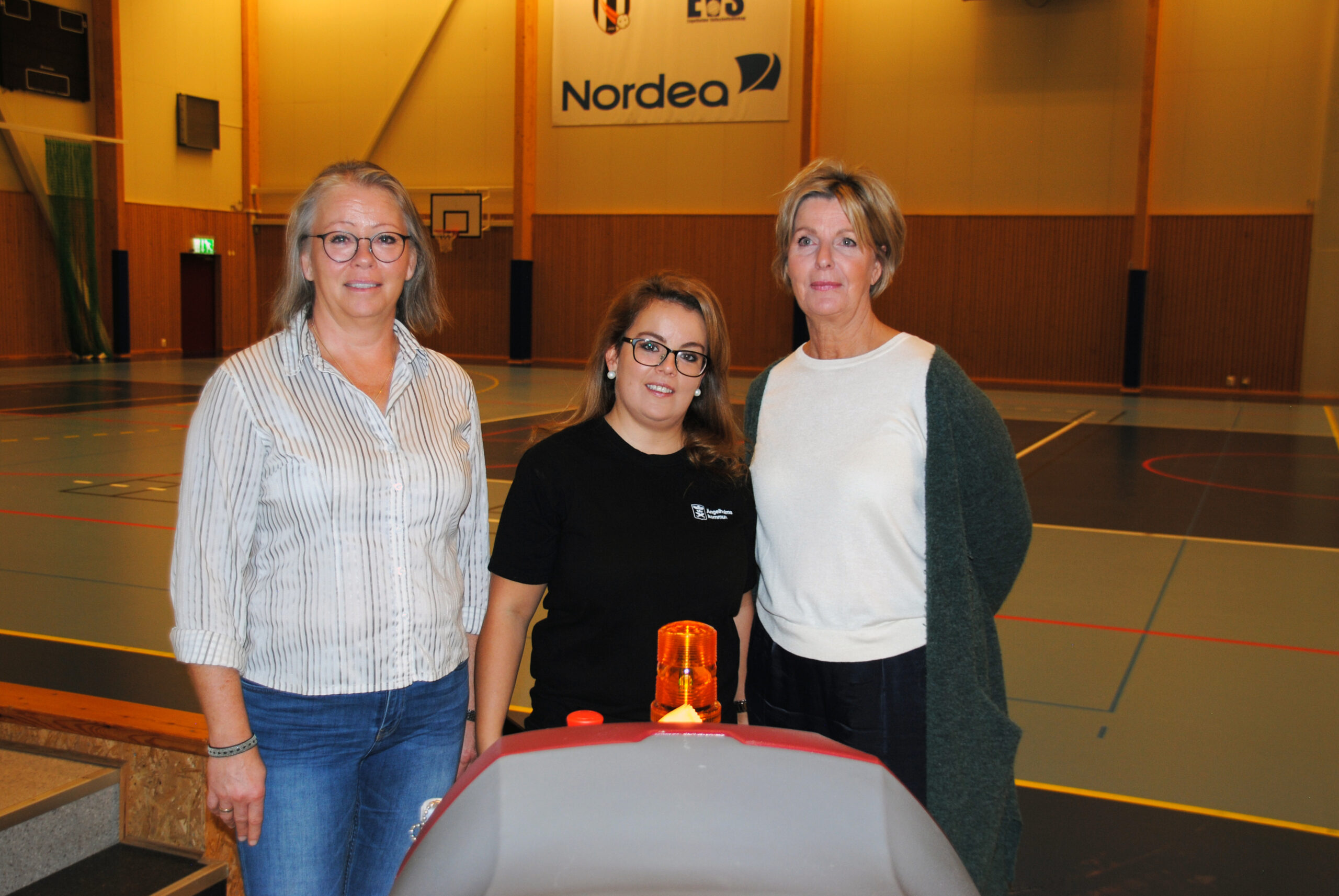 Susanne, Ivona och Pia ser över en nystädad idrottshall där Roboscrub 20 städat rent.